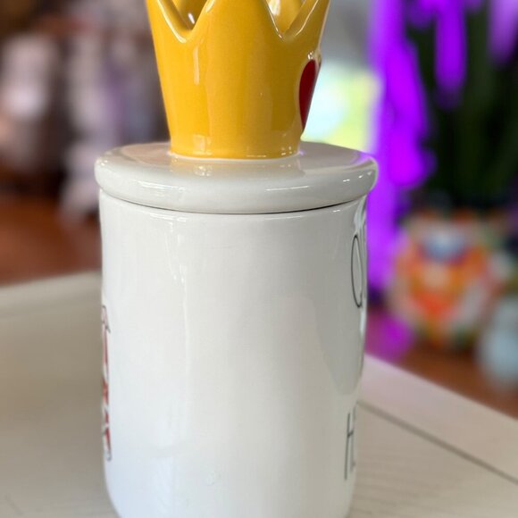 Rae Dunn Alice in Wonderland “Queen of Hearts” Mug with Crown Topper - Picture 6 of 7